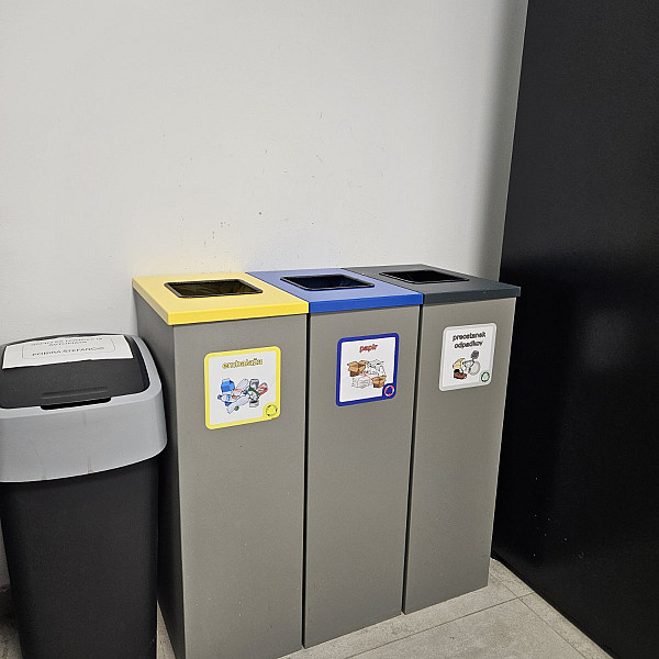 Komplet treh 60L košev za ločeno zbiranje odpadkov s pokrovi